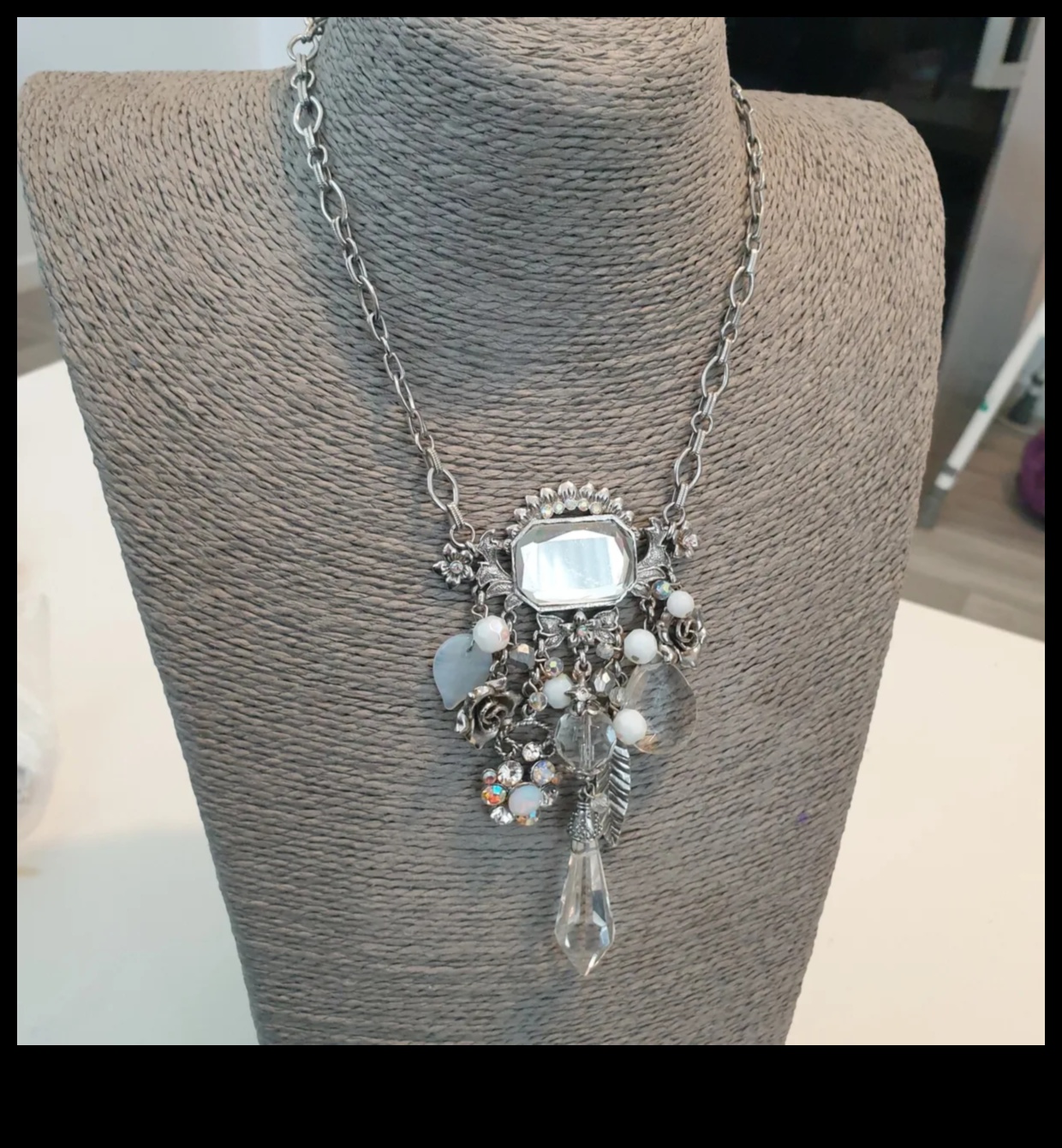 Ornamente opulente Coliere împodobite pentru a vă ridica aspectul 3 Ornamente opulente: împodobește-te cu creațiile noastre ornate de colier