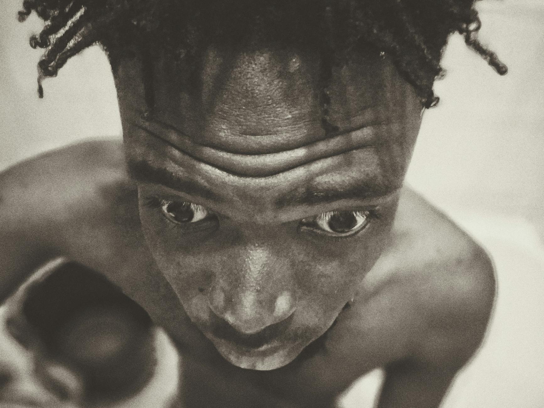 Un tatuaj al unui peisaj montan în stil realist.