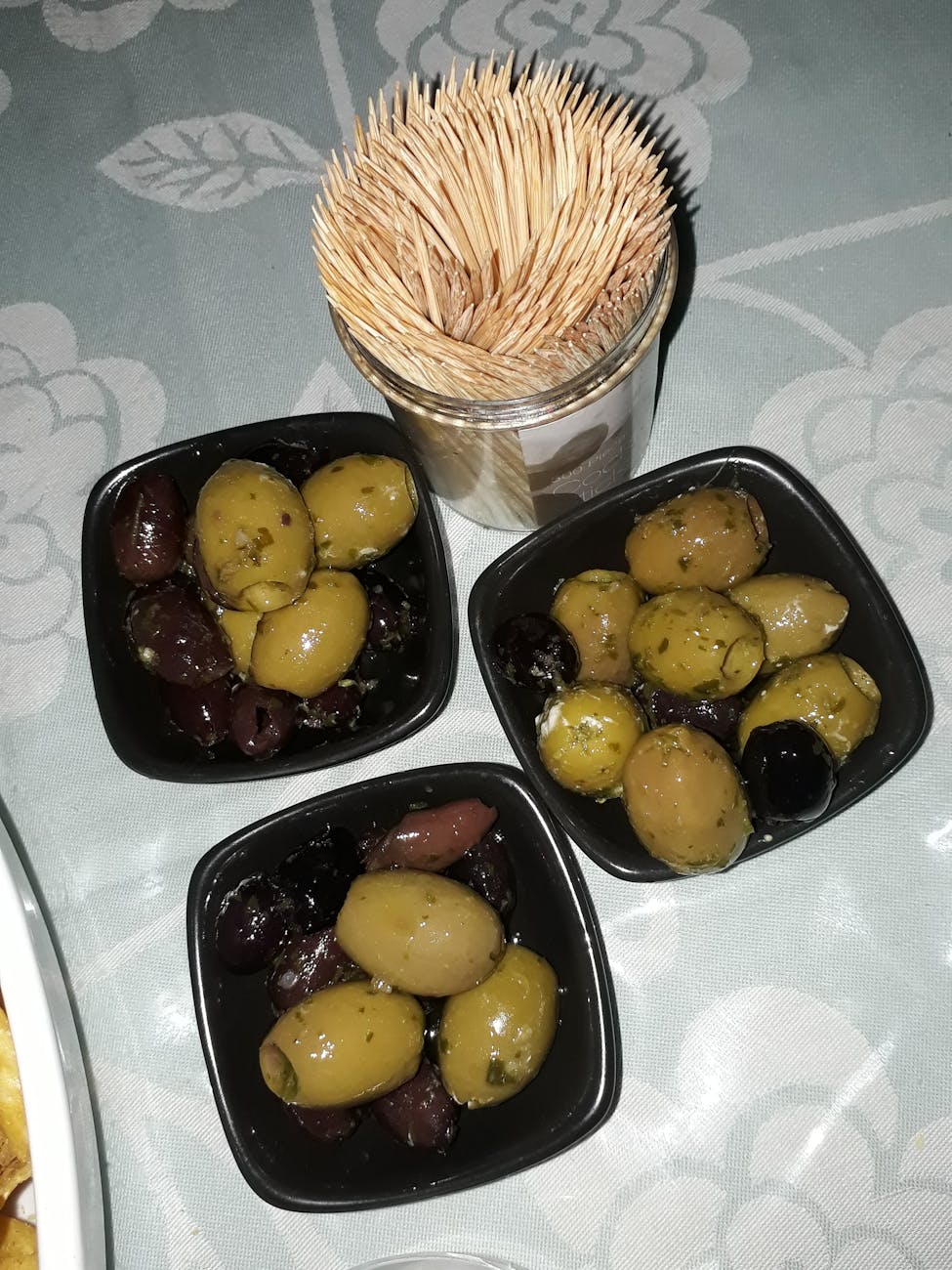 Un tatuaj cu un design abstract în stil realist.