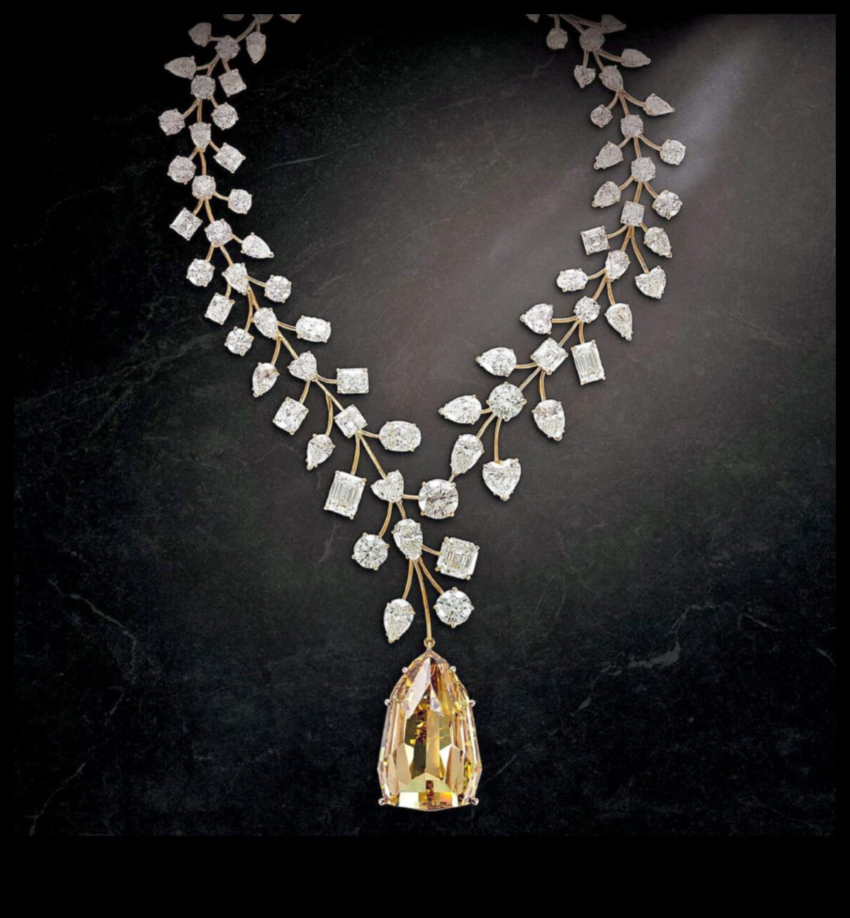 Lux redefinit: Dezvăluie-ți partea opulentă cu creațiile noastre de colier