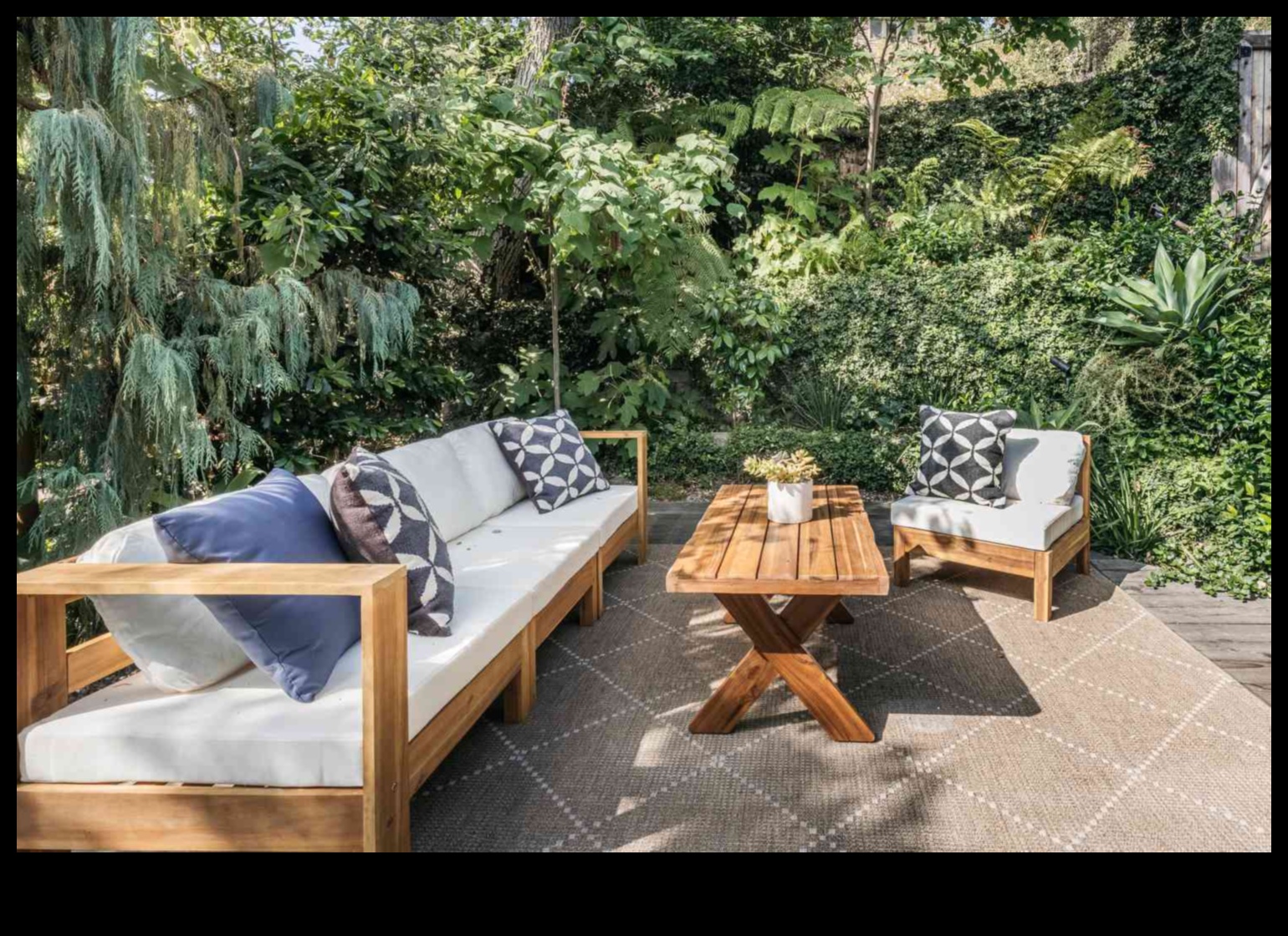 Rustic Chic: mobilier elegant pentru sanctuarul tău în aer liber