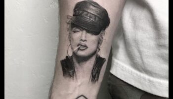 Micro capodopere: măiestrie în cerneală delicată minimalistă