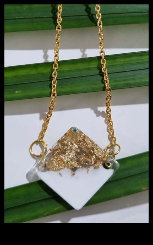 Ornamente opulente: împodobește-te cu creațiile noastre ornate de colier